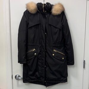 TUMI BLACK PUFFER COAT WITH TAN FUR TRIM.